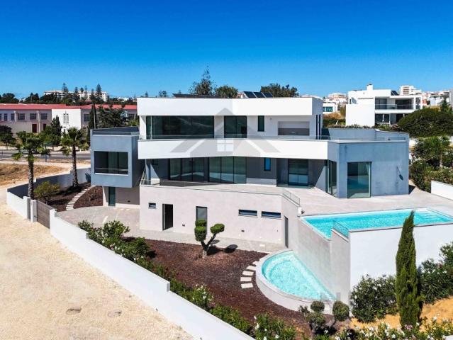 Moradia T4 de Luxo para Venda com Vista Mar e Piscina em Lagos