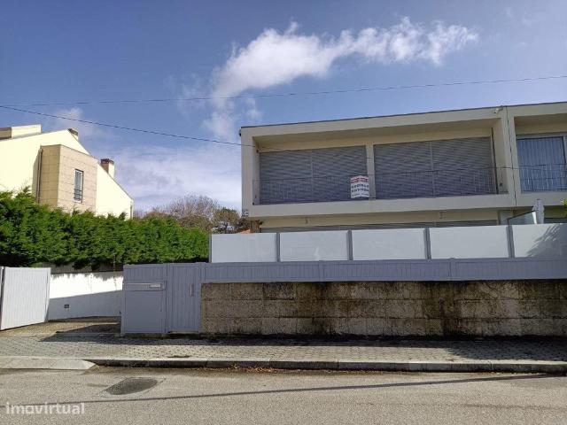 Moradia T4 de Luxo trs frentes