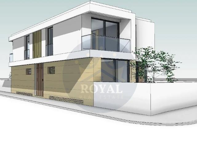 Moradia T4 de Três Frentes em Fase Final de Construção