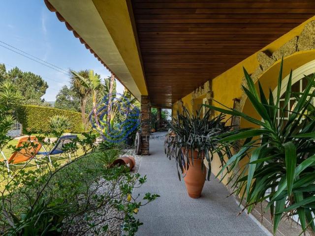 Moradia T4 de 2 pavimentos, 4 frentes em Bairros Castelo d. 237m² Sobrado e Bairros