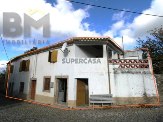 Moradia T4 de 2 pisos para venda em Cafede!