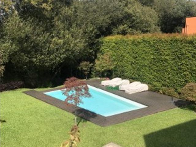 Moradia T4 +1 de 4 frentes com jardim e piscina em Miramar