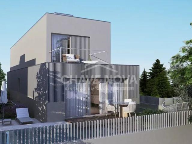 Moradia T4 de 4 frentes com piscina – Praia da Madalena