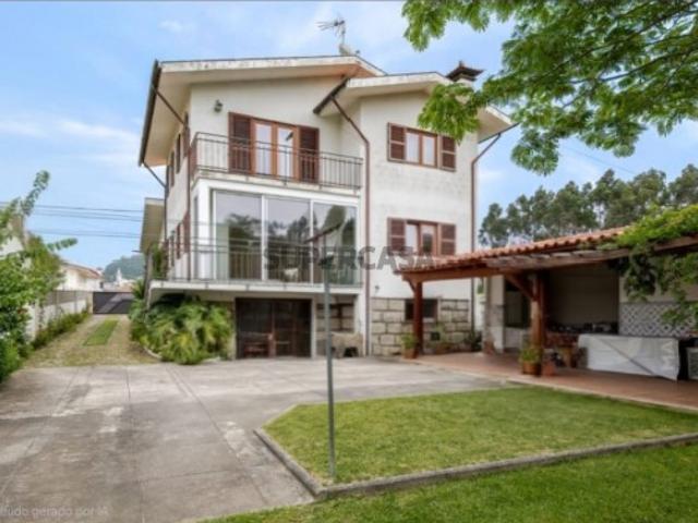 Moradia T4 de 4 Frentes Renovada inserida num lote de 1450m2 | Laúndos a Dois Passos do Centro da Cidade da Póvoa de Varzim