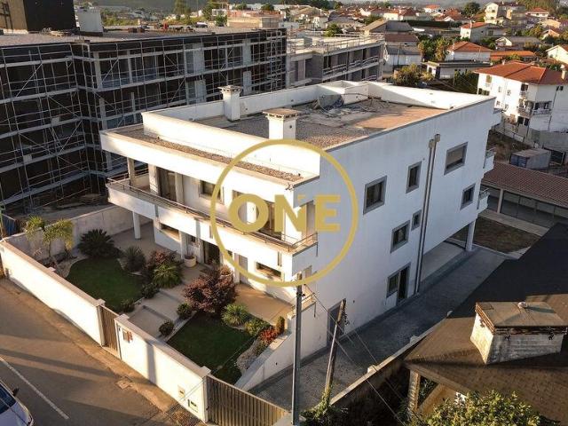 Moradia T4 distribuída por 3 pisos, com áreas amplas e excelente privacidade