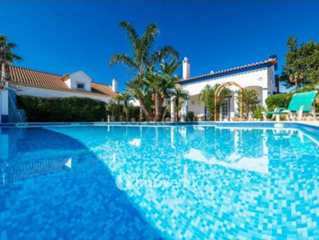 Moradia T4 exclusiva, com piscina e jardim, em Azeitão