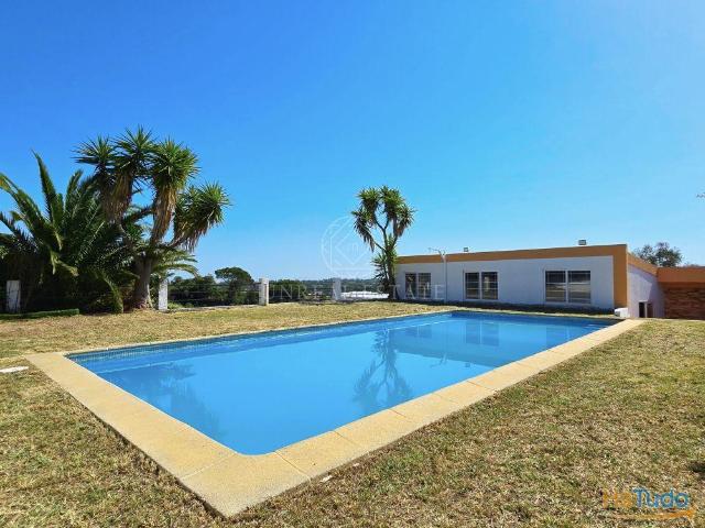 Moradia T4 Exclusiva com Piscina e 900m² de Terreno | Quinta da Serralheira, Setúbal | 26064091924