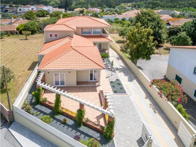 Moradia T4 e Anexo guest house Marinha Grande 464m² Marinha Grande