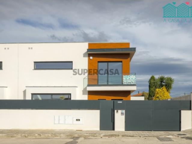 Moradia T4 e Garagem Fechada em Aradas