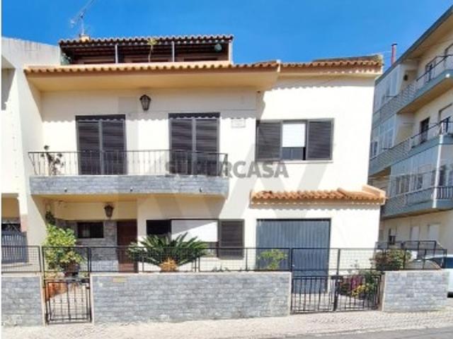 MORADIA T4 EM MEM MARTINS AMPLITUDE, CONFORTO E EXCELENTE LOCALIZAÇÃO