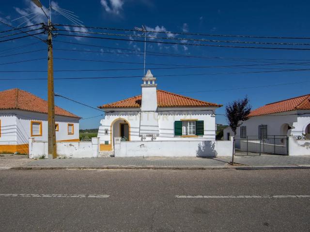 Moradia T4 em Mora com sótão, cave e Garagem lote 2.167 m2