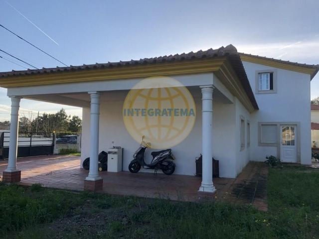 Moradia T4 Em Nadadouro 200m² Nadadouro