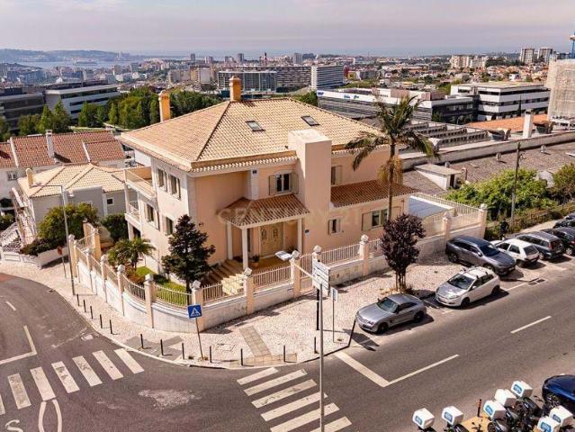 Moradia T4 em Alfragide | Vista Rio | Piscina | Elevador