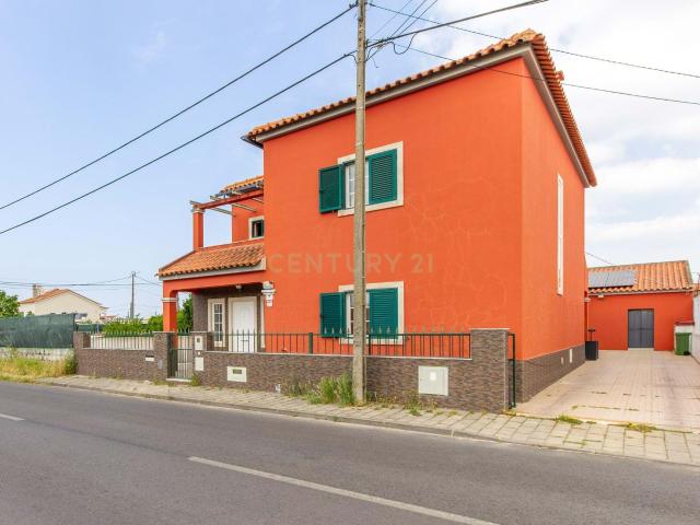 Moradia T4 em Alhos Vedros, Moita Oportunidade Única!