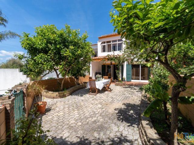 Moradia T4 em Banda na Torraltinha, Lagos. Conforto e Bem Estar para toda a Família. | 26064086709