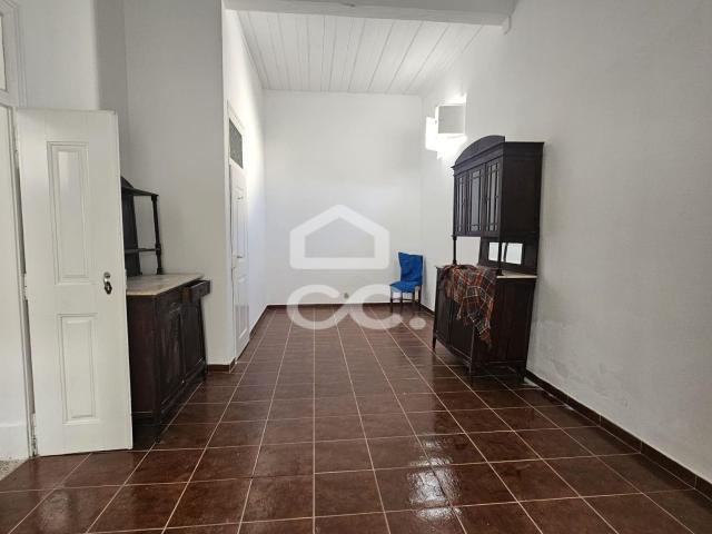 Moradia T4 em Beja para remodelar, com quintal, Beja, Praça da República