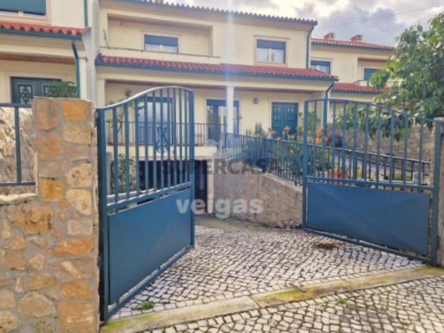 Baixa de Preço! Nova moradia em exclusivo! Moradia T4 em Casal Matos, em ótimo estado, equipada com aquecimento central, escadas para o 1º andar com cadeira elevatória e garagem na cave para 3 carros, terraço grande, situada numa zona privilegiada da cidade de Leiria