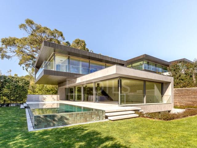 Moradia T4 em Cascais com piscina e acabamentos premium