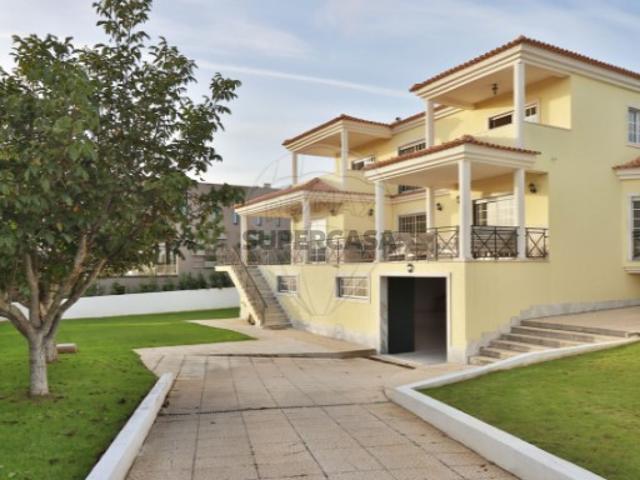 Moradia T4 em Carcavelos e Parede