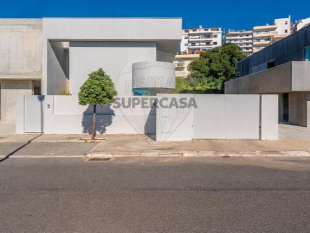 Moradia T4 em Carcavelos e Parede