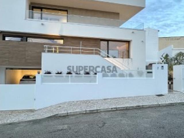 Moradia T4 em Charneca de Caparica e Sobreda