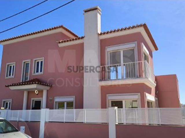 Moradia T4 em Charneca de Caparica e Sobreda