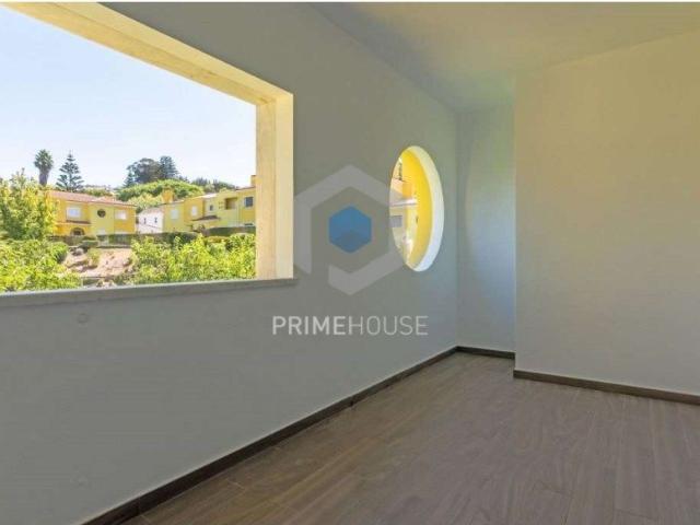 Moradia T4 em Condomnio privado com piscina, perto do Colgio St.P.