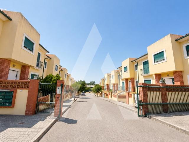 Moradia T4 em Condominio Fechado C/Piscina Calvaria de Cima Leiria