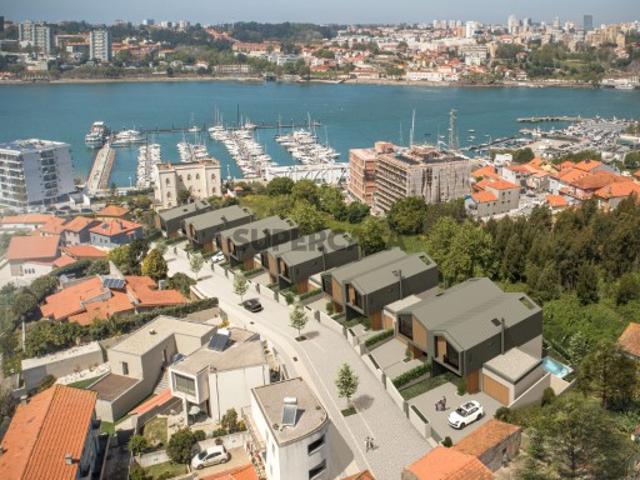 Moradia T5 triplex em condomínio junto à Marina da Afurada Porto