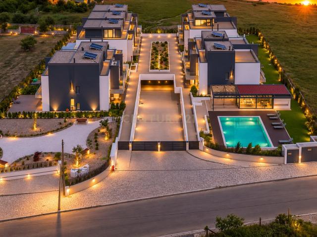 Moradia T4 em Condomínio Privado | Piscina | 6WC | Jardim | Terraço | Box | Quinta do Brilhante | Albarraque