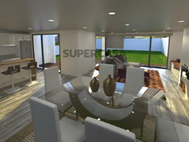 Moradia T4 arquitetura moderna, em inicio de Construção