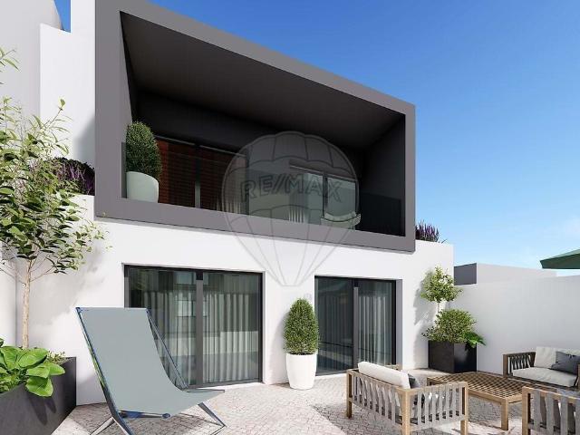 Moradia T4 em construção, com logradouro e garagem, no centr. 238m² Ferrel