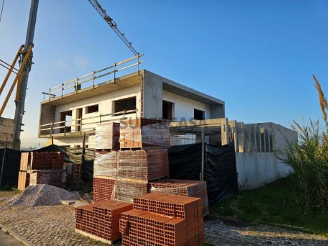 Moradia T4 em construção com materiais de qualidade, áreas acima da média, garagem e piscina. Fica localizada entre Caldas da Rainha e Tornada