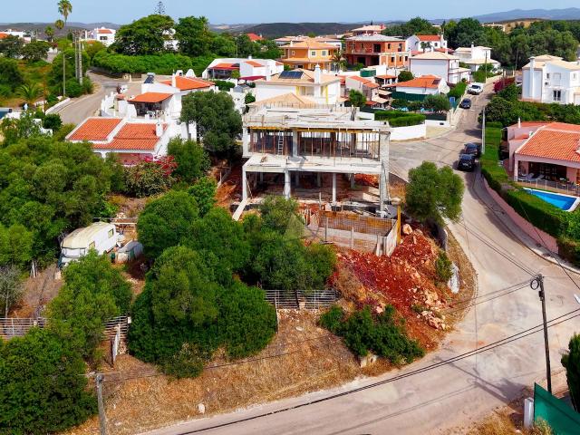 Moradia T4 em construção com piscina em Monte Canelas Portimão