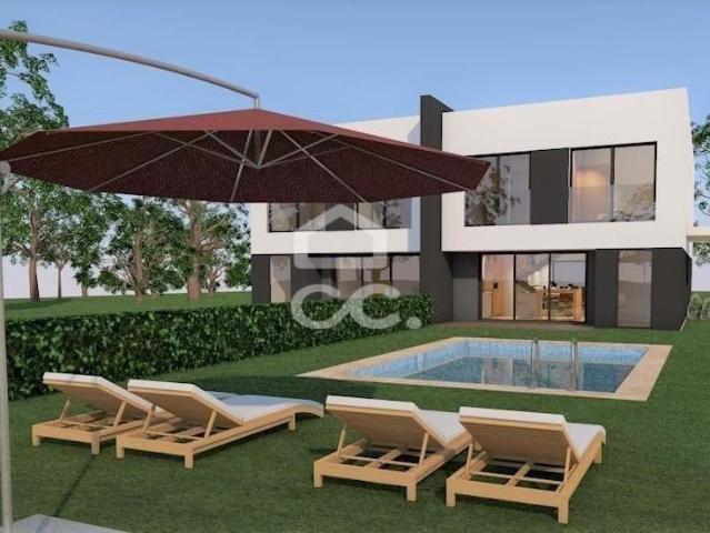 Moradia T4 em construção, com três frentes e áreas amplas 256m² Alfena