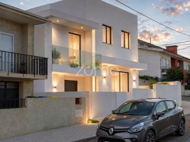 Moradia T4 em construção perto da Praia em São Félix da Marinha