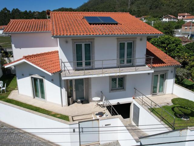 Moradia T4 em Esposende com Jardim e Garagem