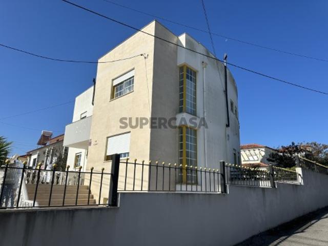 MORADIA T4 em estilo neo tradicional com jardim e anexos
