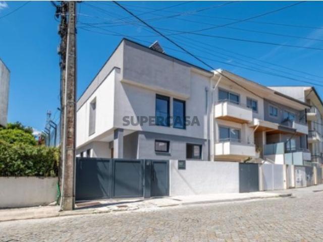 Moradia T4 em Fânzeres e São Pedro da Cova
