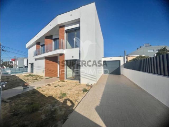 Moradia T4 em Fernão Ferro