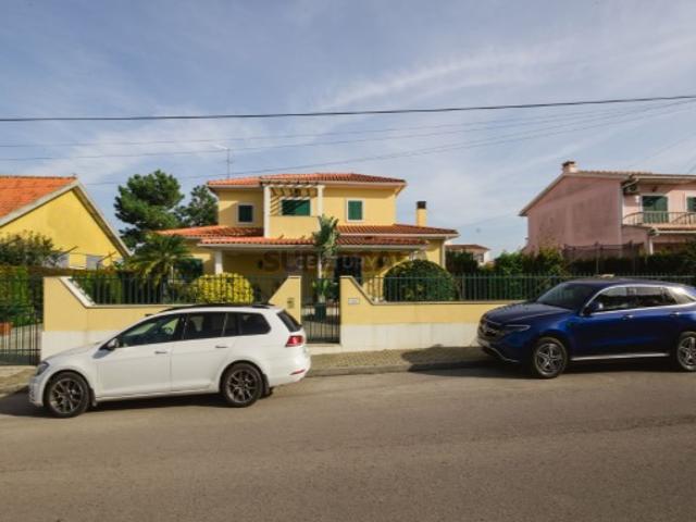 Moradia T4 em Fernão Ferro