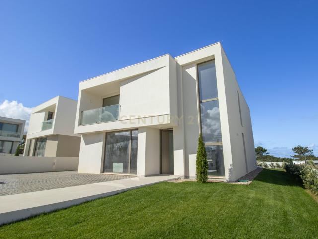 Moradia T4 em Fontanelas | Nova Construção com Piscina
