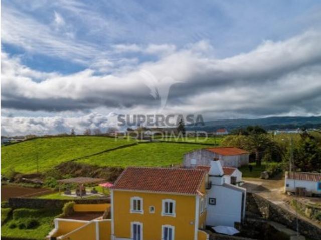 Moradia T4 em Lajes