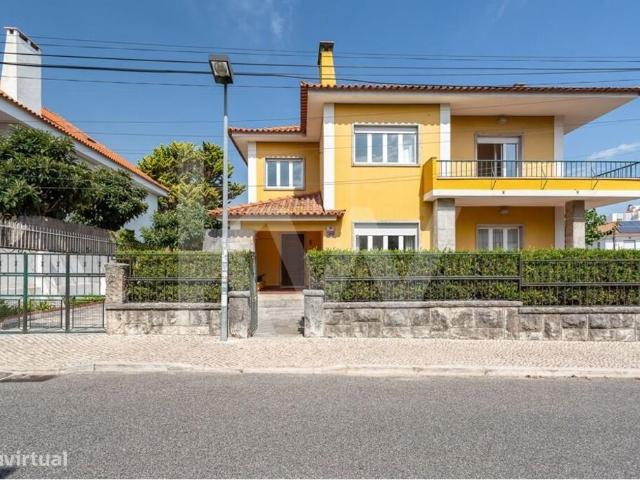 Moradia T4 em Linda a Velha, com jardim, em zona muito sossegada
