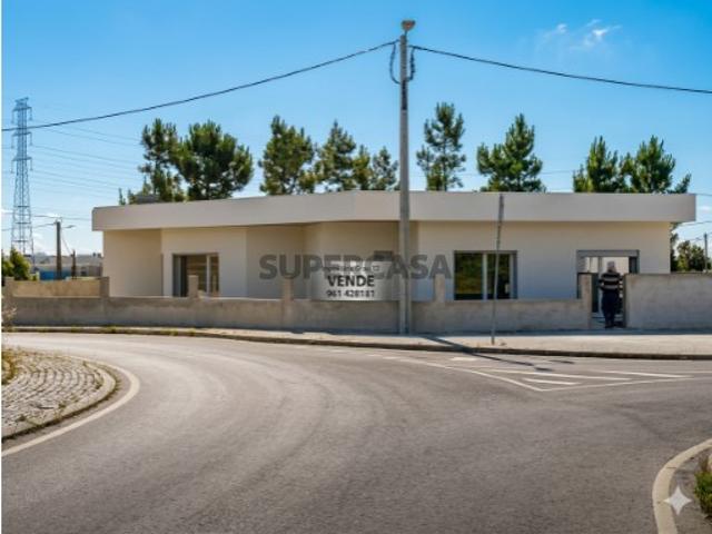 Moradia T4 em Palmela com piscina e área coberta de 131m2