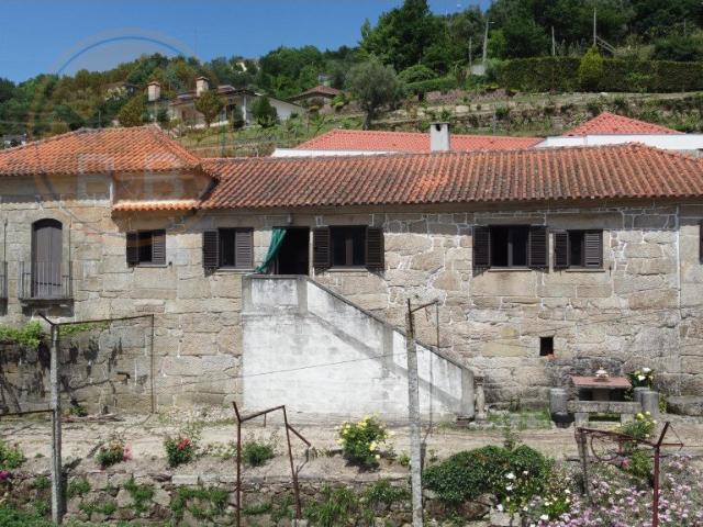 Moradia T4, em pedra, com terreno de 2.366 m² e Espigueiro d. 248m² Cerva e Limões