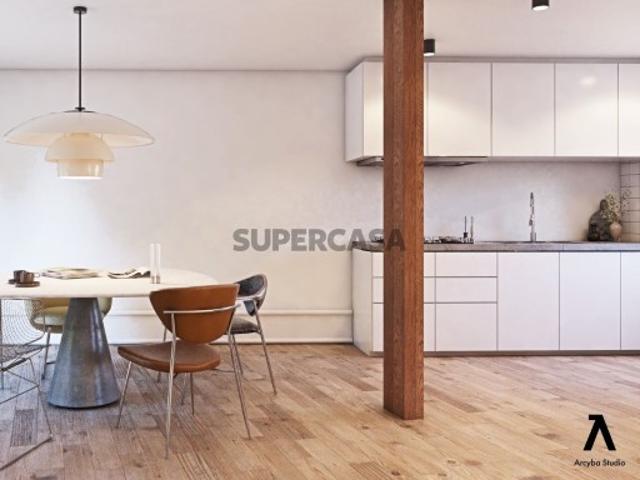 Moradia V4 com pátio e churrasqueira completamente renovada