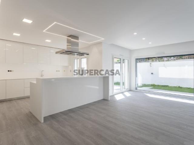 Moradia T4 em Santa Iria de Azoia, São João da Talha e Bobadela