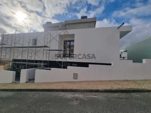 Moradia T4 em Santa Iria de Azoia, São João da Talha e Bobadela