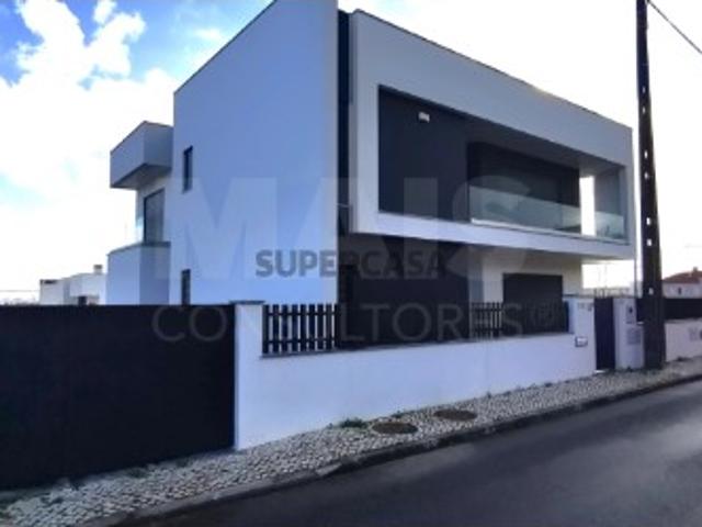 Moradia T4 em Santo António dos Cavaleiros e Frielas